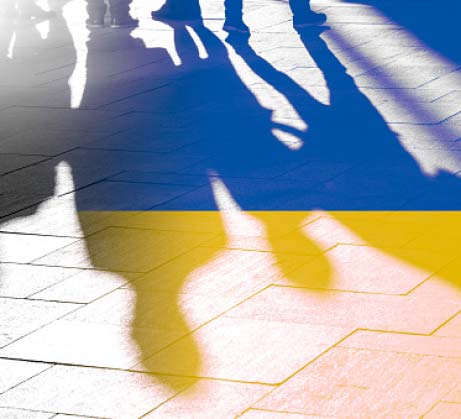 Pracownicy z Ukrainy i ze Wschodu rzucający cień w barwach flagi Ukrainy